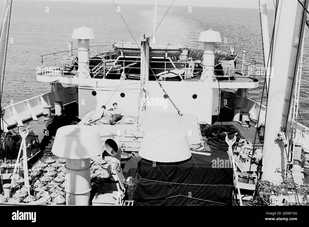 Das Foto wurde ungefähr 1961-09-22 aufgenommen. Zwei Männer liegen auf einem Schiff und sonnen sich an Deck. African travel35 Bilder in Serie. Stockfoto