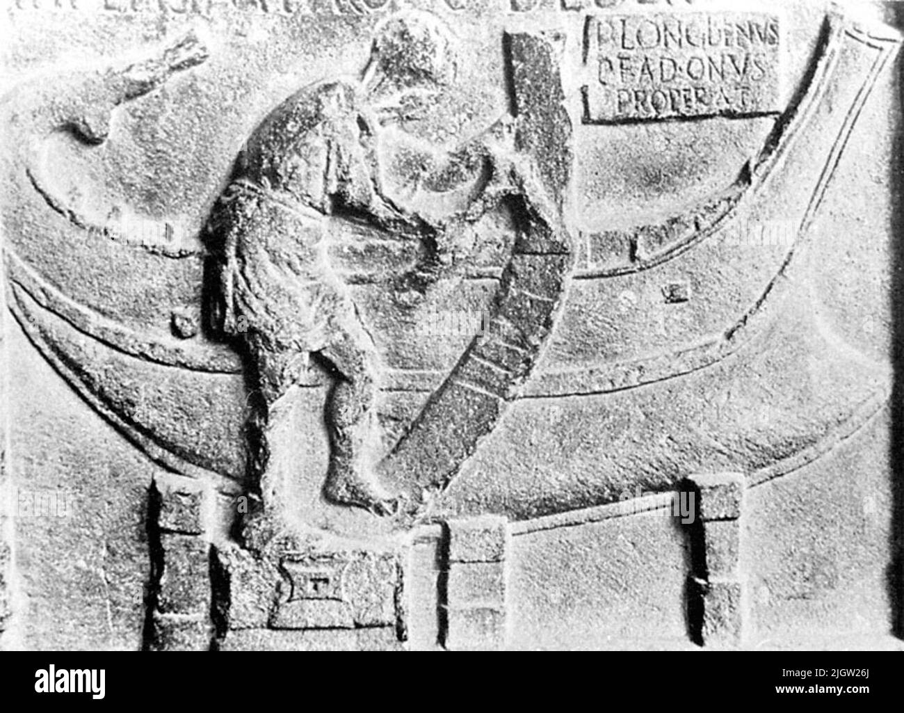 Kopia finns (B.M.A.) Båtbyggare P. Longidionus hugger till ett intimrat Band till sitt färdiga skrovskal. Gravrelief, Ravenna Museum, andra bis tredje århundradet e.Kr'. En relief AV en man som yxar till en planka på sin båt. Stockfoto