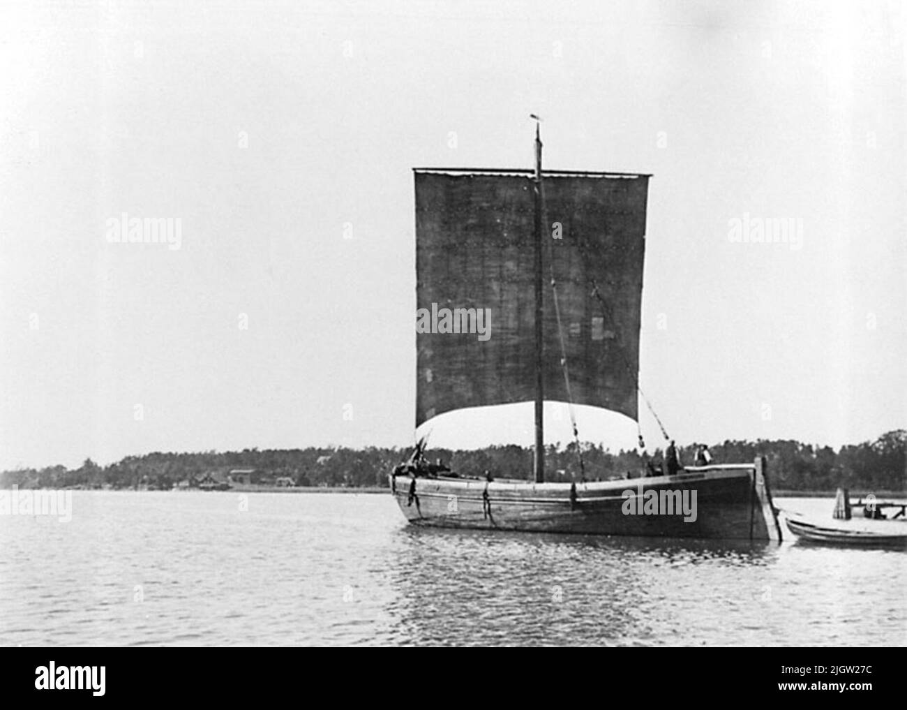 Ein Flussboot hat an einem Steg Segel gesetzt. “Älvpese. Stockfoto