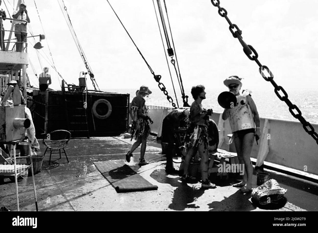Das Foto wurde ungefähr 1961-09-02 aufgenommen. Linie für diejenigen, die den Äquator zum ersten Mal passieren. An Deck ist eine Szene vorbereitet. Ein Mann, der als Polizist gekleidet ist, schreit in einem Megaphon seine Befehle aus. Afrikanreise, Aden Linjedop.36 Bilder in Serie. Stockfoto Das Foto wurde ungefähr 1961-09-02 aufgenommen. Linie für diejenigen, die den Äquator zum ersten Mal passieren. An Deck ist eine Szene vorbereitet. Ein Mann, der als Polizist gekleidet ist, schreit in einem Megaphon seine Befehle aus. Afrikanreise, Aden Linjedop.36 Bilder in Serie. Stockfoto