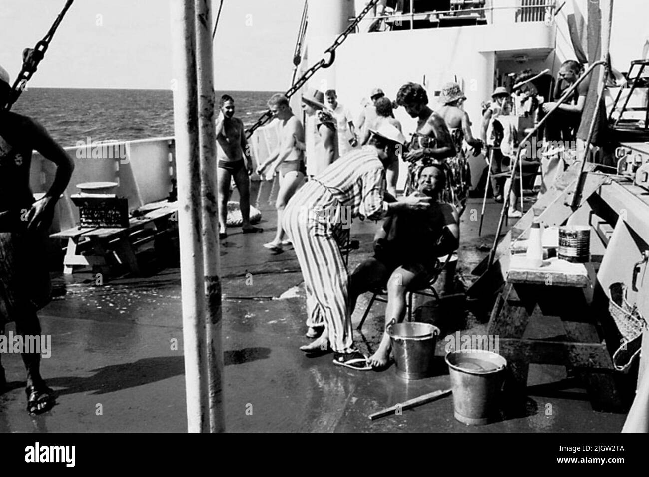 Das Foto wurde ungefähr 1961-09-02 aufgenommen. Linie für diejenigen, die den Äquator zum ersten Mal passieren. An Deck ist eine Szene vorbereitet. Ein paar Männer sind als Polizeibeamte gekleidet und zwingen die „Jungen“, rasiert zu werden. Afrikanreise, Aden Linjedop.36 Bilder in Serie. Stockfoto Das Foto wurde ungefähr 1961-09-02 aufgenommen. Linie für diejenigen, die den Äquator zum ersten Mal passieren. An Deck ist eine Szene vorbereitet. Ein paar Männer sind als Polizeibeamte gekleidet und zwingen die „Jungen“, rasiert zu werden. Afrikanreise, Aden Linjedop.36 Bilder in Serie. Stockfoto