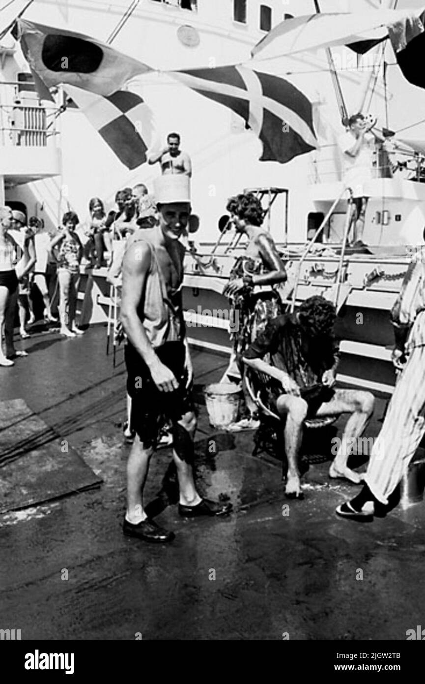 Das Foto wurde ungefähr 1961-09-02 aufgenommen. Linie für diejenigen, die den Äquator zum ersten Mal passieren. An Deck ist eine Szene vorbereitet. Ein „Grün“ wird rasiert. Afrikanreise, Aden Linjedop.36 Bilder in Serie. Stockfoto Das Foto wurde ungefähr 1961-09-02 aufgenommen. Linie für diejenigen, die den Äquator zum ersten Mal passieren. An Deck ist eine Szene vorbereitet. Ein „Grün“ wird rasiert. Afrikanreise, Aden Linjedop.36 Bilder in Serie. Stockfoto