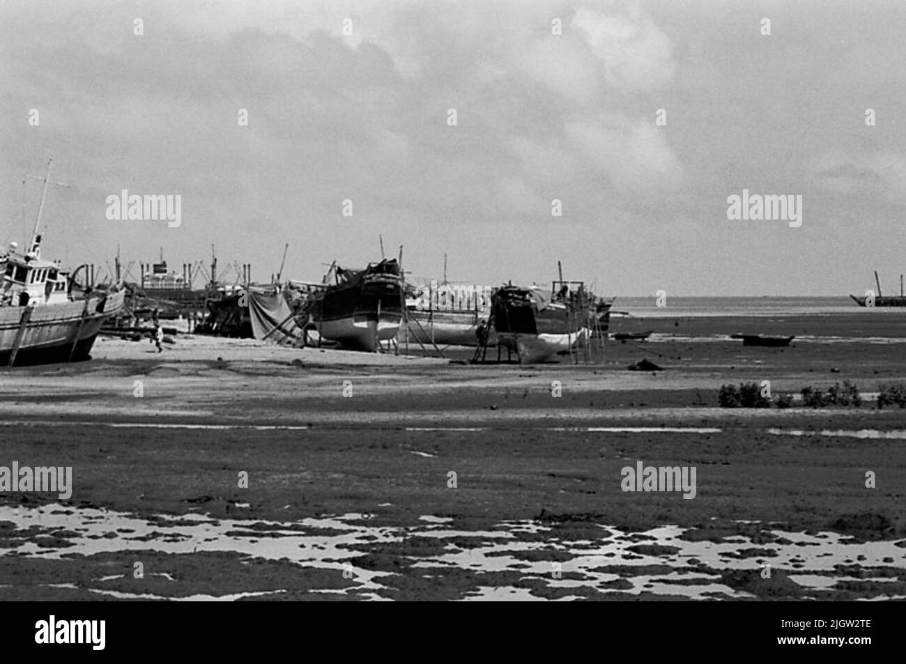 Afrikanische Reise, zanzibars einfach Erwerb: Bücher und Archivmaterial.35 Bilder in Serien. Das Foto wurde ungefähr 1961-09-12 aufgenommen. Eine Reihe von Booten befinden sich an Land in einem Hafen, einige sind umgedreht. Es ist Ebbe. Stockfoto