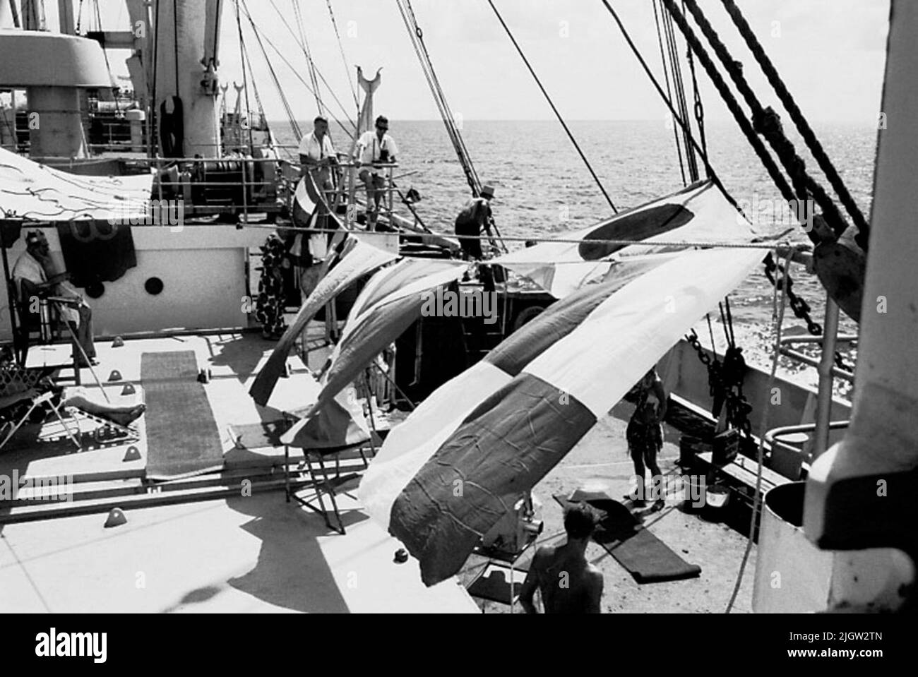 Das Foto wurde ungefähr 1961-09-02 aufgenommen. Linie für diejenigen, die den Äquator zum ersten Mal passieren. An Deck ist eine Szene vorbereitet. Auf einigen Stühlen sind 'Schauspieler', zwei Männer aus der Crew. Eine gekleidete Frau steht vor ihnen. Afrikanreise, Aden Linjedop.36 Bilder in Serie. Stockfoto Das Foto wurde ungefähr 1961-09-02 aufgenommen. Linie für diejenigen, die den Äquator zum ersten Mal passieren. An Deck ist eine Szene vorbereitet. Auf einigen Stühlen sind 'Schauspieler', zwei Männer aus der Crew. Eine gekleidete Frau steht vor ihnen. Afrikanreise, Aden Linjedop.36 Bilder in Serie. Stockfoto