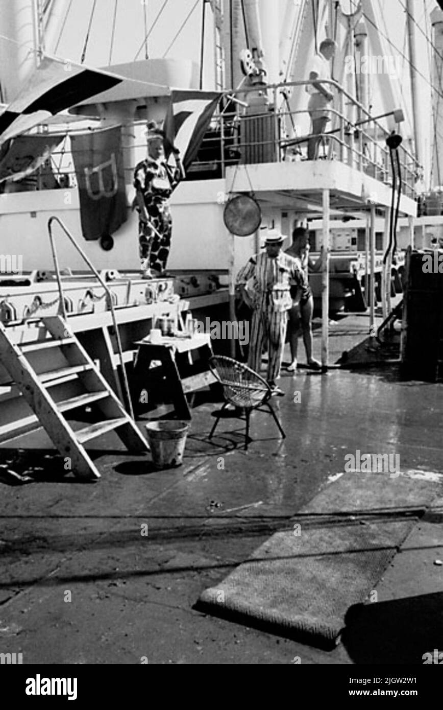 Das Foto wurde ungefähr 1961-09-02 aufgenommen. Linie für diejenigen, die den Äquator zum ersten Mal passieren. An Deck ist eine Szene vorbereitet. Ein Mann ist als Barbier gekleidet, der für die Rasur der „Jungen“ verantwortlich ist. Afrikanreise, Aden Linjedop.36 Bilder in Serie. Stockfoto Das Foto wurde ungefähr 1961-09-02 aufgenommen. Linie für diejenigen, die den Äquator zum ersten Mal passieren. An Deck ist eine Szene vorbereitet. Ein Mann ist als Barbier gekleidet, der für die Rasur der „Jungen“ verantwortlich ist. Afrikanreise, Aden Linjedop.36 Bilder in Serie. Stockfoto