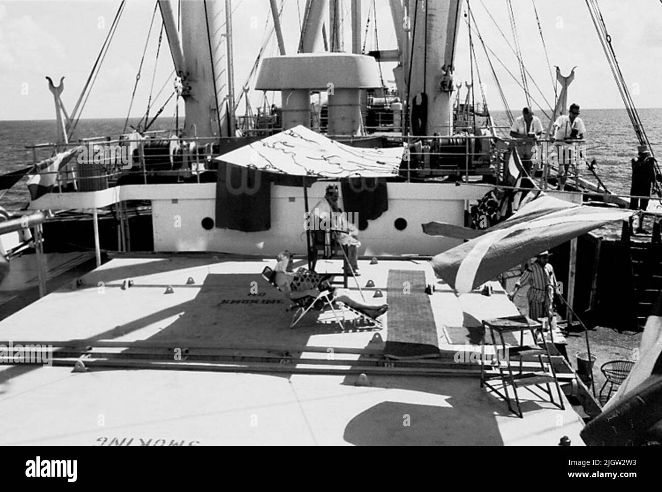 Das Foto wurde ungefähr 1961-09-02 aufgenommen. Linie für diejenigen, die den Äquator zum ersten Mal passieren. An Deck ist eine Szene vorbereitet. Auf einigen Stühlen sind 'Schauspieler', zwei Männer aus der Crew. Afrikanreise, Aden Linjedop.36 Bilder in Serie. Stockfoto Das Foto wurde ungefähr 1961-09-02 aufgenommen. Linie für diejenigen, die den Äquator zum ersten Mal passieren. An Deck ist eine Szene vorbereitet. Auf einigen Stühlen sind 'Schauspieler', zwei Männer aus der Crew. Afrikanreise, Aden Linjedop.36 Bilder in Serie. Stockfoto