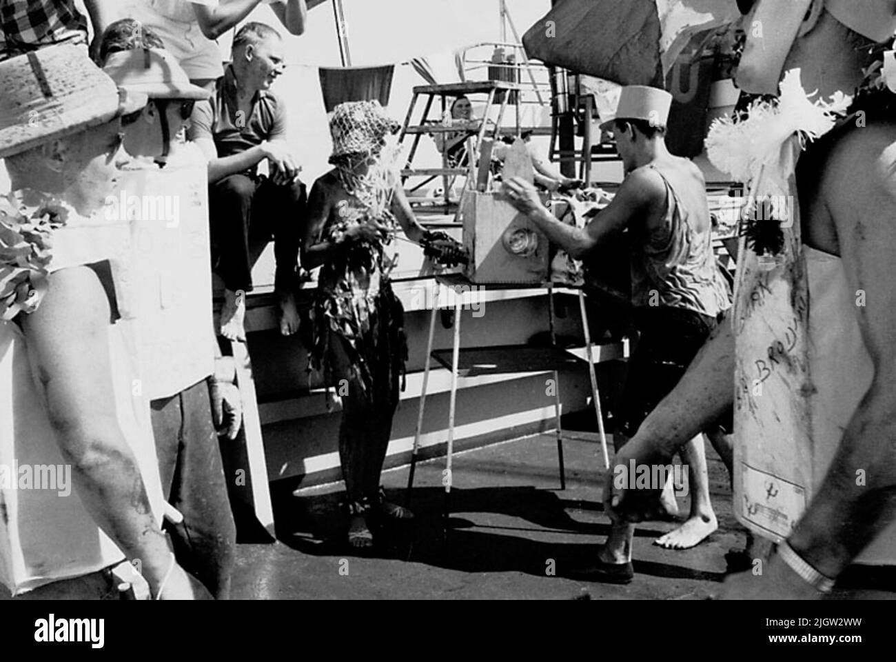 Das Foto wurde ungefähr 1961-09-02 aufgenommen. Linie für diejenigen, die den Äquator zum ersten Mal passieren. An Deck ist eine Szene vorbereitet. Ein paar als Polizisten gekleidete Männer überwachen eine „grüne“ Strafe. Ein Mann hat seinen Kopf in eine Kiste gesteckt. Afrikanreise, Aden Linjedop.36 Bilder in Serie. Stockfoto Das Foto wurde ungefähr 1961-09-02 aufgenommen. Linie für diejenigen, die den Äquator zum ersten Mal passieren. An Deck ist eine Szene vorbereitet. Ein paar als Polizisten gekleidete Männer überwachen eine „grüne“ Strafe. Ein Mann hat seinen Kopf in eine Kiste gesteckt. Afrikanreise, Aden Linjedop.36 Bilder in Serie. Stockfoto
