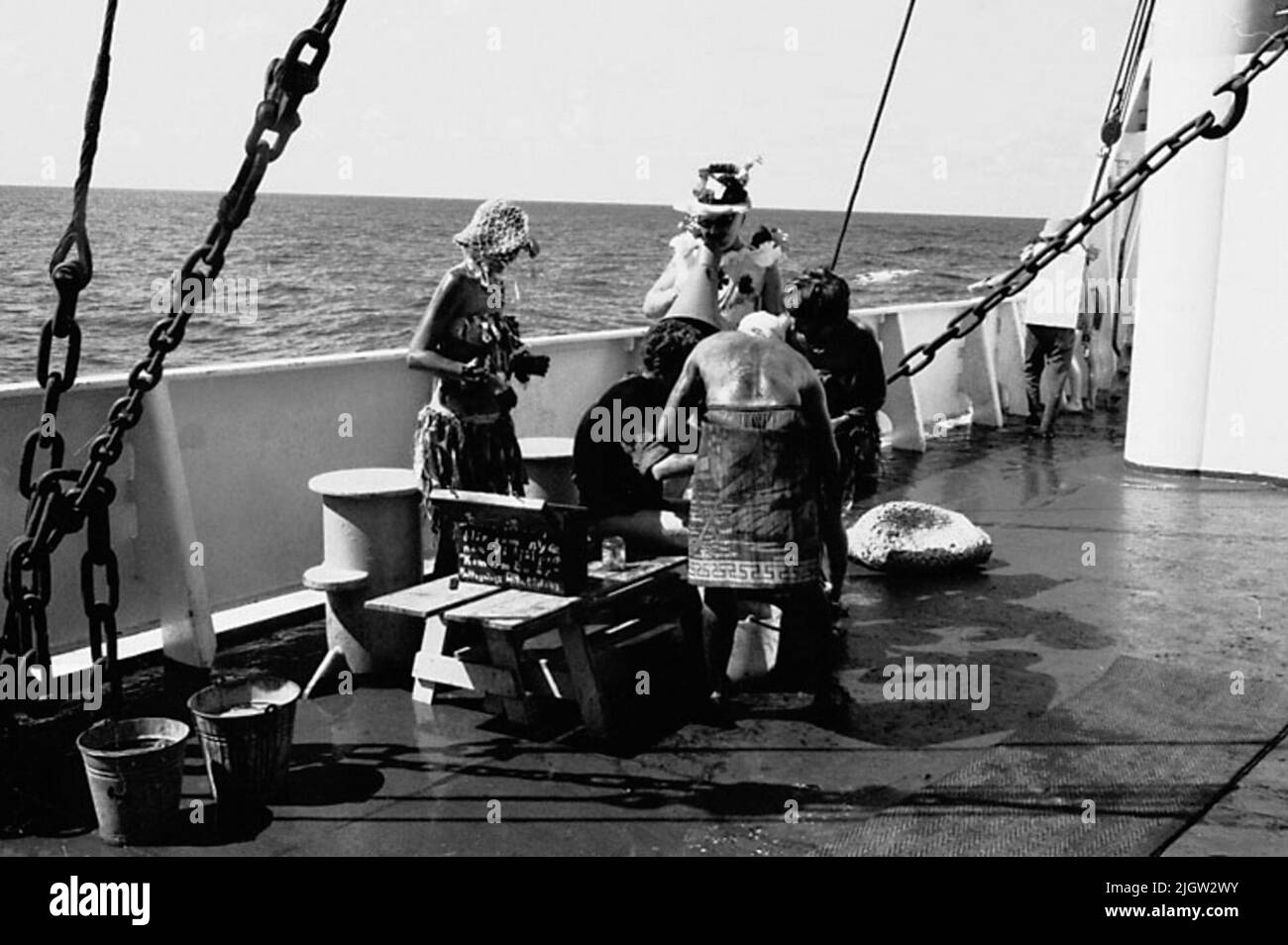 Das Foto wurde ungefähr 1961-09-02 aufgenommen. Linie für diejenigen, die den Äquator zum ersten Mal passieren. An Deck ist eine Szene vorbereitet. Ein Mann, der als Polizeibeamter gekleidet ist, schreit seine Befehle in einem Megaphon zu seinen "Gefangenen". Afrikanreise, Aden Linjedop.36 Bilder in Serie. Stockfoto Das Foto wurde ungefähr 1961-09-02 aufgenommen. Linie für diejenigen, die den Äquator zum ersten Mal passieren. An Deck ist eine Szene vorbereitet. Ein Mann, der als Polizeibeamter gekleidet ist, schreit seine Befehle in einem Megaphon zu seinen "Gefangenen". Afrikanreise, Aden Linjedop.36 Bilder in Serie. Stockfoto