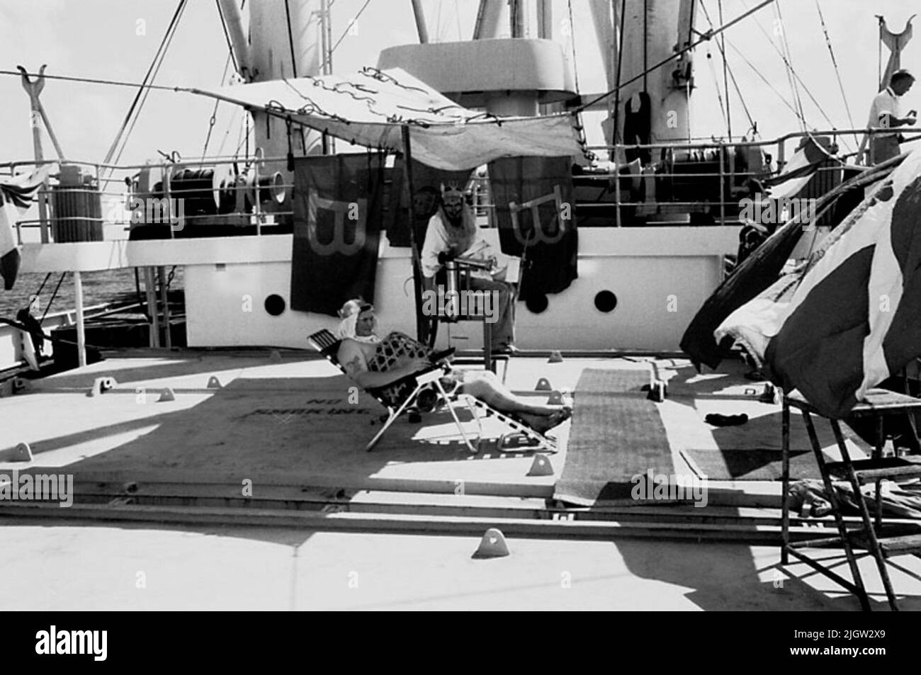 Das Foto wurde ungefähr 1961-09-02 aufgenommen. Linie für diejenigen, die den Äquator zum ersten Mal passieren. An Deck ist eine Szene vorbereitet. Auf einigen Stühlen stehen 'König Neptun und sein Ziel'; zwei Männer aus der Crew. Afrikanreise, Aden Linjedop.36 Bilder in Serie. Stockfoto Das Foto wurde ungefähr 1961-09-02 aufgenommen. Linie für diejenigen, die den Äquator zum ersten Mal passieren. An Deck ist eine Szene vorbereitet. Auf einigen Stühlen stehen 'König Neptun und sein Ziel'; zwei Männer aus der Crew. Afrikanreise, Aden Linjedop.36 Bilder in Serie. Stockfoto