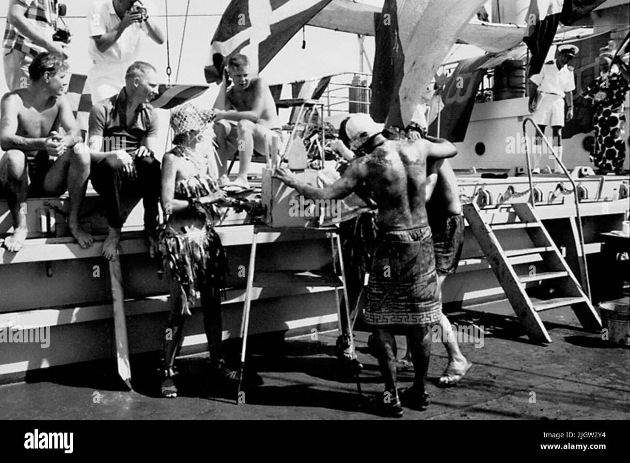 Das Foto wurde ungefähr 1961-09-02 aufgenommen. Linie für diejenigen, die den Äquator zum ersten Mal passieren. An Deck ist eine Szene vorbereitet. Zwei Männer, die als Gefängniswärter verkleidet sind, zwingen ein „grünes“, ihren Kopf in eine Kiste zu stecken. Afrikanreise, Aden Linjedop.36 Bilder in Serie. Stockfoto Das Foto wurde ungefähr 1961-09-02 aufgenommen. Linie für diejenigen, die den Äquator zum ersten Mal passieren. An Deck ist eine Szene vorbereitet. Zwei Männer, die als Gefängniswärter verkleidet sind, zwingen ein „grünes“, ihren Kopf in eine Kiste zu stecken. Afrikanreise, Aden Linjedop.36 Bilder in Serie. Stockfoto