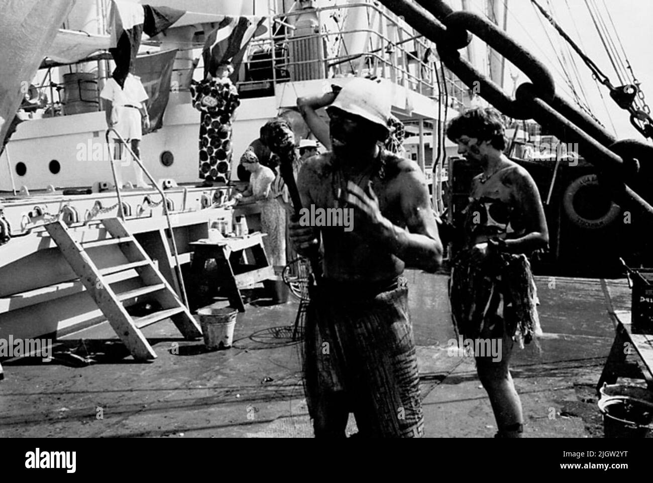 Das Foto wurde ungefähr 1961-09-02 aufgenommen. Linie für diejenigen, die den Äquator zum ersten Mal passieren. An Deck ist eine Szene vorbereitet. Ein Mann und eine Frau sind Make-up in 'Kriegsmalerei'. Afrikanreise, Aden Linjedop.36 Bilder in Serie. Stockfoto Das Foto wurde ungefähr 1961-09-02 aufgenommen. Linie für diejenigen, die den Äquator zum ersten Mal passieren. An Deck ist eine Szene vorbereitet. Ein Mann und eine Frau sind Make-up in 'Kriegsmalerei'. Afrikanreise, Aden Linjedop.36 Bilder in Serie. Stockfoto
