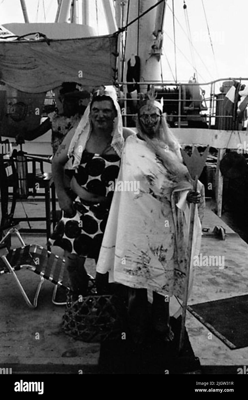 African trip, line -term acquisition: Bücher und Archivmaterial.35 Bilder in Serien. Das Foto wurde ungefähr 1961-09-02 aufgenommen. Linie für diejenigen, die den Äquator zum ersten Mal passieren. An Deck ist eine Szene vorbereitet. „König und Königin“. Stockfoto African trip, line -term acquisition: Bücher und Archivmaterial.35 Bilder in Serien. Das Foto wurde ungefähr 1961-09-02 aufgenommen. Linie für diejenigen, die den Äquator zum ersten Mal passieren. An Deck ist eine Szene vorbereitet. „König und Königin“. Stockfoto
