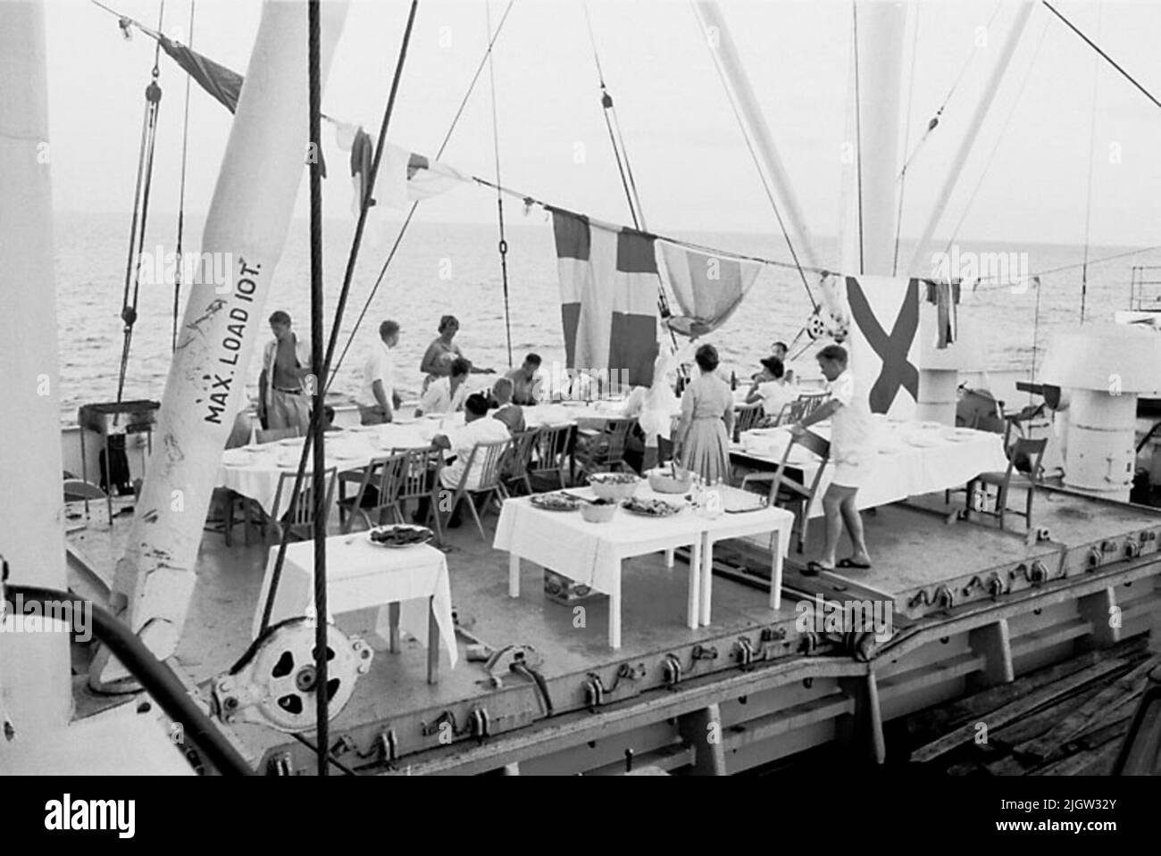 African trip, line -term acquisition: Bücher und Archivmaterial.35 Bilder in Serien. Das Foto wurde ungefähr 1961-09-02 aufgenommen. Linie für diejenigen, die den Äquator zum ersten Mal passieren. Es ist für eine Mahlzeit auf Deck. Stockfoto African trip, line -term acquisition: Bücher und Archivmaterial.35 Bilder in Serien. Das Foto wurde ungefähr 1961-09-02 aufgenommen. Linie für diejenigen, die den Äquator zum ersten Mal passieren. Es ist für eine Mahlzeit auf Deck. Stockfoto