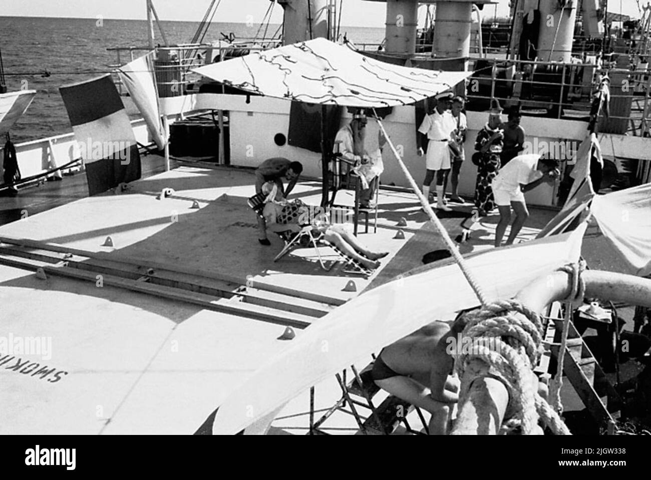 African trip, line -term acquisition: Bücher und Archivmaterial.35 Bilder in Serien. Das Foto wurde ungefähr 1961-09-02 aufgenommen. Linie für diejenigen, die den Äquator zum ersten Mal passieren. An Deck ist eine Szene vorbereitet. Ein paar Männer sitzen auf Stühlen, im Schatten unter einer gemusterten Plane. Stockfoto African trip, line -term acquisition: Bücher und Archivmaterial.35 Bilder in Serien. Das Foto wurde ungefähr 1961-09-02 aufgenommen. Linie für diejenigen, die den Äquator zum ersten Mal passieren. An Deck ist eine Szene vorbereitet. Ein paar Männer sitzen auf Stühlen, im Schatten unter einer gemusterten Plane. Stockfoto