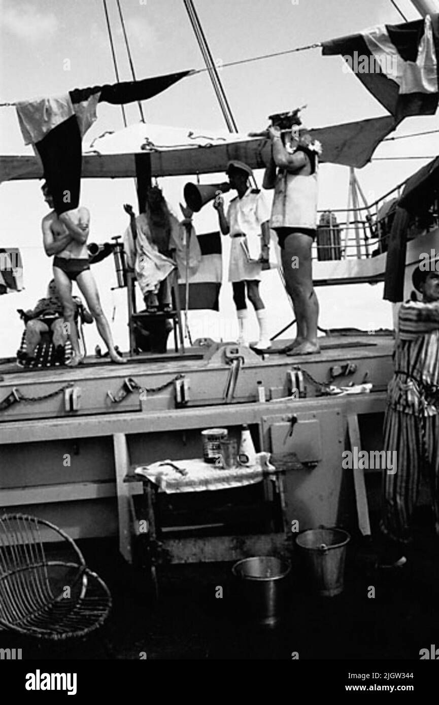 African trip, line -term acquisition: Bücher und Archivmaterial.35 Bilder in Serien. Das Foto wurde ungefähr 1961-09-02 aufgenommen. Linie für diejenigen, die den Äquator zum ersten Mal passieren. An Deck ist eine Szene vorbereitet. Einige Männer stehen an Deck, eine „Polizei“, ein „König“ und eine „Königin“ und mehr. Stockfoto African trip, line -term acquisition: Bücher und Archivmaterial.35 Bilder in Serien. Das Foto wurde ungefähr 1961-09-02 aufgenommen. Linie für diejenigen, die den Äquator zum ersten Mal passieren. An Deck ist eine Szene vorbereitet. Einige Männer stehen an Deck, eine „Polizei“, ein „König“ und eine „Königin“ und mehr. Stockfoto