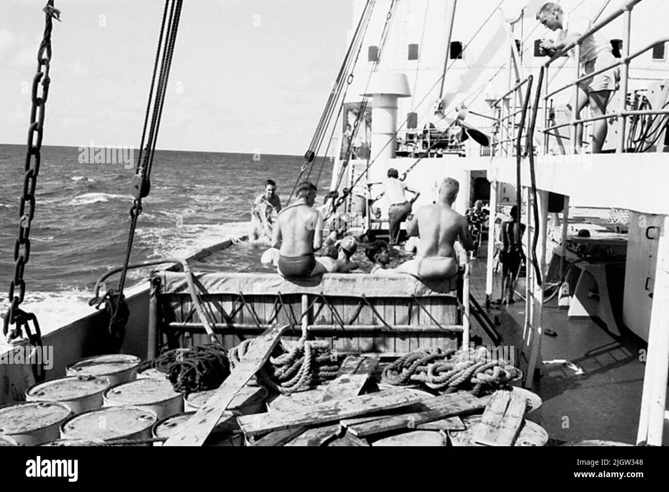 African trip, line -term acquisition: Bücher und Archivmaterial.35 Bilder in Serien. Das Foto wurde ungefähr 1961-09-02 aufgenommen. Linie für diejenigen, die den Äquator zum ersten Mal passieren. Einige Männer baden in einem vorbereiteten Pool. Stockfoto African trip, line -term acquisition: Bücher und Archivmaterial.35 Bilder in Serien. Das Foto wurde ungefähr 1961-09-02 aufgenommen. Linie für diejenigen, die den Äquator zum ersten Mal passieren. Einige Männer baden in einem vorbereiteten Pool. Stockfoto
