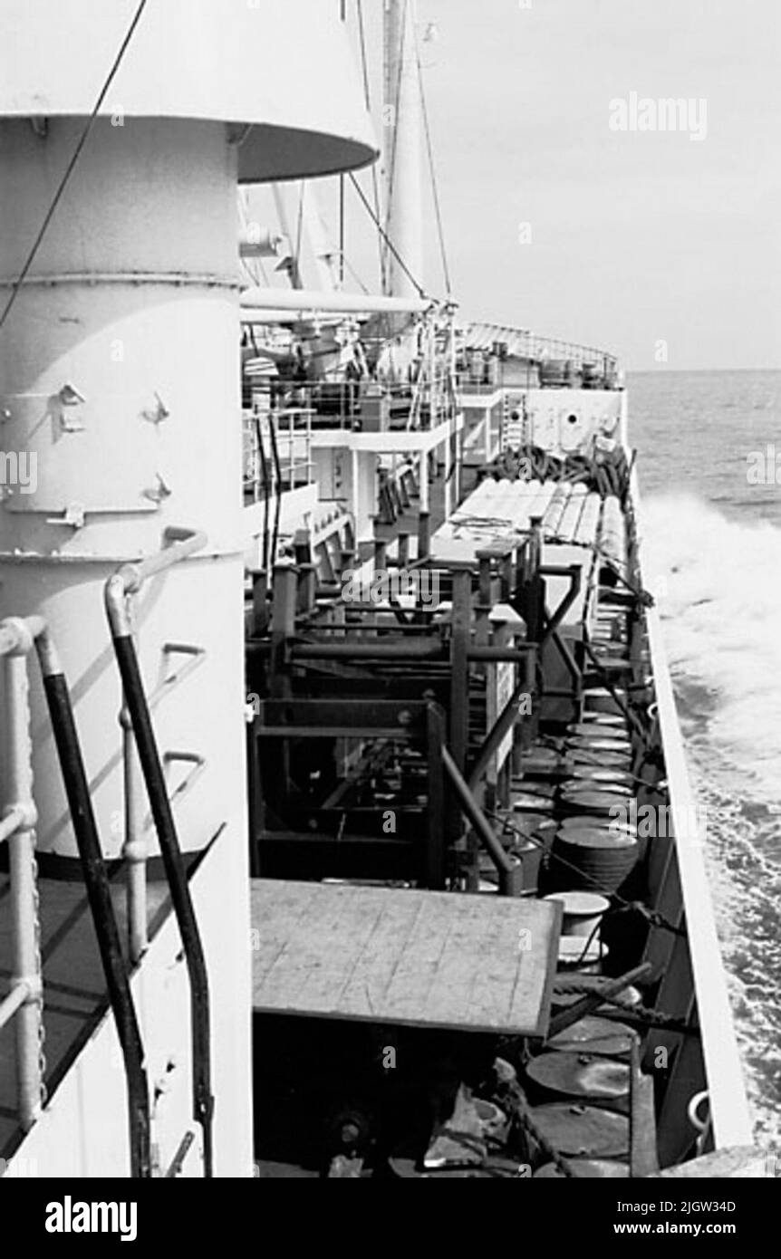 Afrikanische Reise, Arbeit an Bord. Squal Akquisitionen: Bücher und Archivmaterial.35 Bilder in Serien. Das Foto wurde ungefähr 1961-08-03 aufgenommen. Ein Schiff auf dem Weg zu einem Hafen. Ein Teil der Ladung ist an Bord des Reifens sichtbar. Unter anderem sind Ölfässer sichtbar. Stockfoto