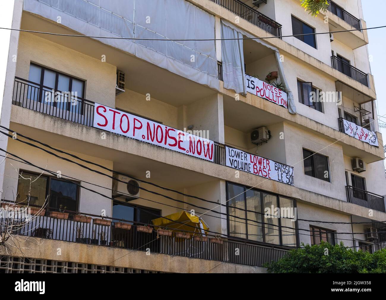 Apartments in Mar Mikhael mit Anti-Lärm-Plakaten, Beirut Governorate, Beirut, Libanon Stockfoto