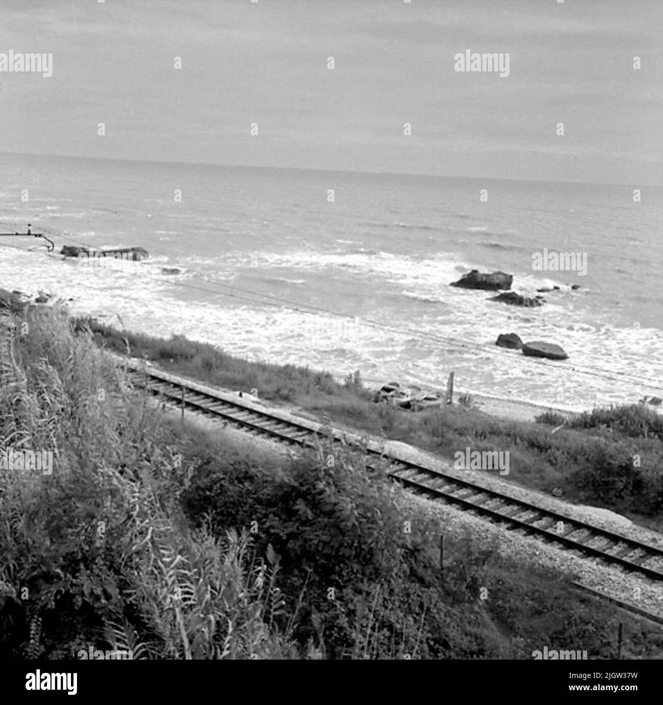 14. Schweden, Italien. Fotojournal ist bei B.M.A. erhältlich + Fotoalben. Erwerb: Bücher und Archivmaterial. Fotos aufgenommen 1959-10-28,12 Bilder in Serie. Nach Angaben: Italien. Fossacesia Stazione, 28/10 -59. Aussichten gegen die Adria mit Bootsfahrern und Senken. Ein yeah geht an einem Strand entlang, wo draußen ein offenes Meer ist. Hier wächst die Eisenbahn Büsche und Bäume. Stockfoto