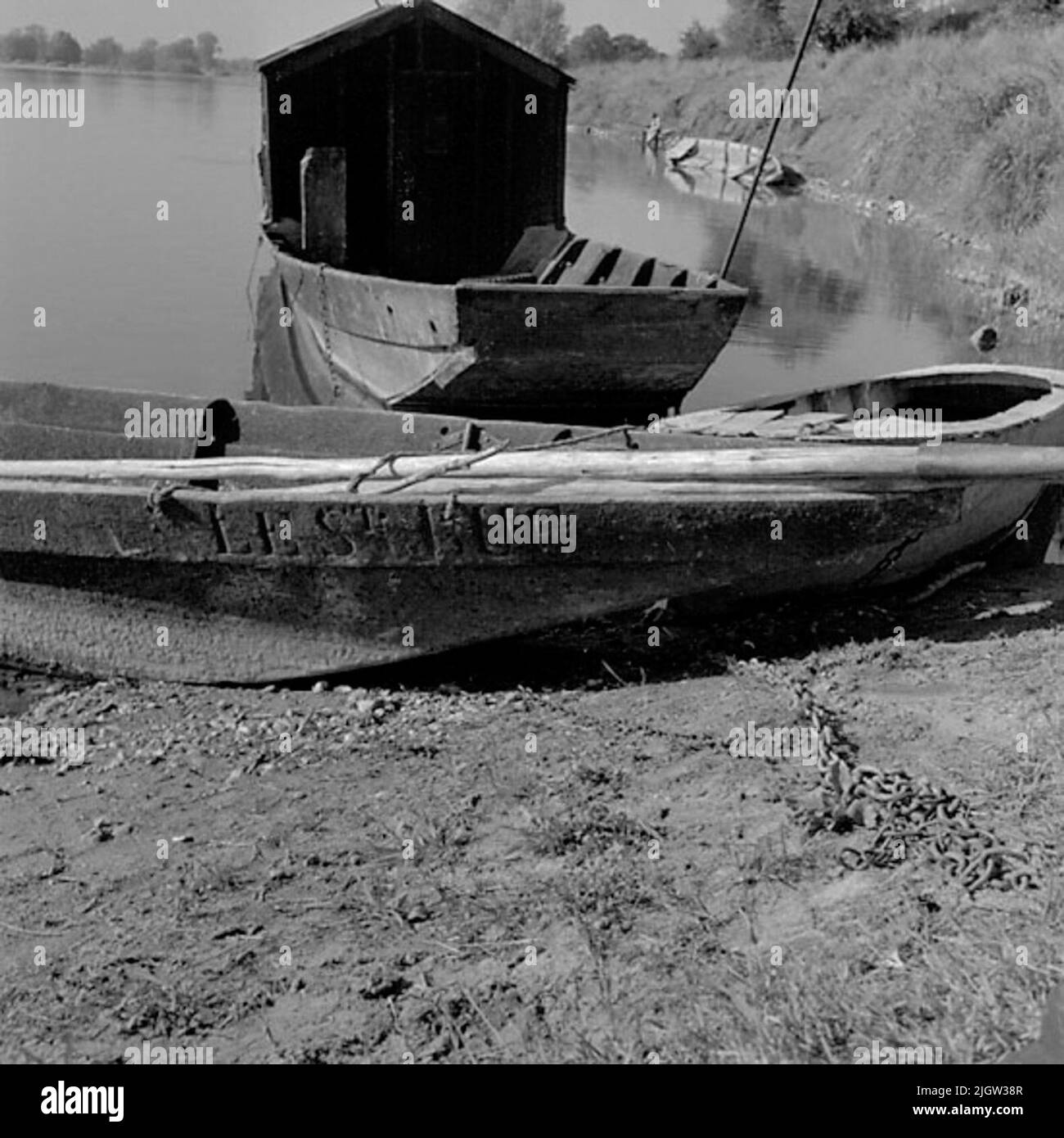 5. Frankreich. Fotojournal ist bei B.M.A. erhältlich + Fotoalben. Erwerb: Bücher und Archivmaterial. Fotos aufgenommen 1959-10-16,12 Bilder in Serie. Nach Angaben: Frankreich. Loire, St Etienne de Chigny, 16/10 -59. Flachbodenboot des üblichen Typs mit Karosserie. Drei Boote befinden sich an einem Strand zu einem Fluss. Eines der Boote hat einen Überbau. Im Hintergrund ist ein weiteres Boot teilweise unter Wasser am Strand zu sehen. Am Strand hinter dem Boot sitzt ein Mann und traf sich. Stockfoto