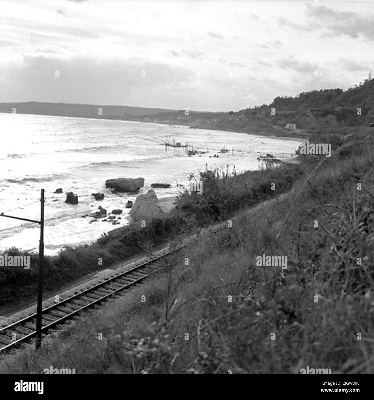 14. Schweden, Italien. Fotojournal ist bei B.M.A. erhältlich + Fotoalben. Erwerb: Bücher und Archivmaterial. Fotos aufgenommen 1959-10-28,12 Bilder in Serie. Nach Angaben: Italien. Fossacesia Stazione, 28/10 -59. Blick auf die Adria mit Bootsfahrern und Waschbecken. Eine Eisenbahn führt über einen Strand zu einer Meeresbucht. In der Bucht befindet sich ein Steg und am anderen Ende der Brücke steht ein Waschbecken. Stockfoto