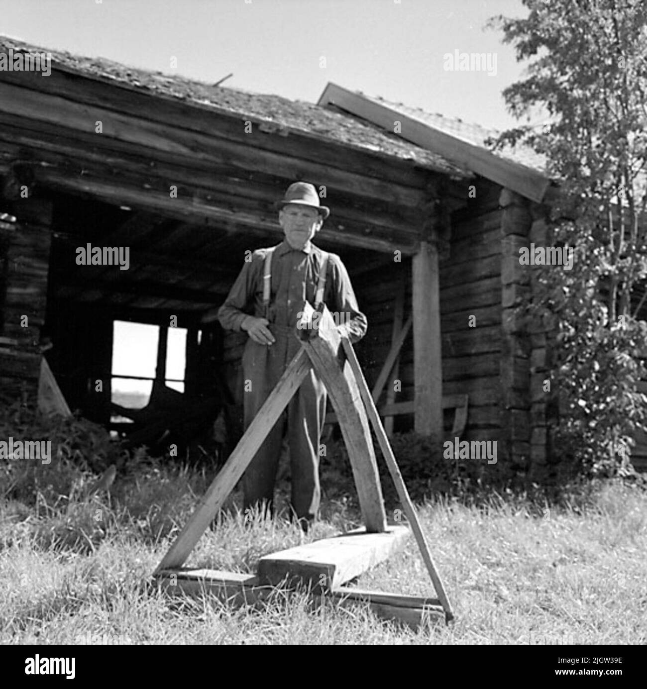 14. Schweden, Italien. Fotojournal ist bei B.M.A. erhältlich + Fotoalben. Erwerb: Bücher und Archivmaterial. Fotos aufgenommen 1959-10-28,12 Bilder in Serie. Laut Notizen: Schweden. 20/10 -59 ca. Steht Ein Mann vor einem Nebengebäude, mit einer Schablone an der Stange auf einem Boot. Stockfoto