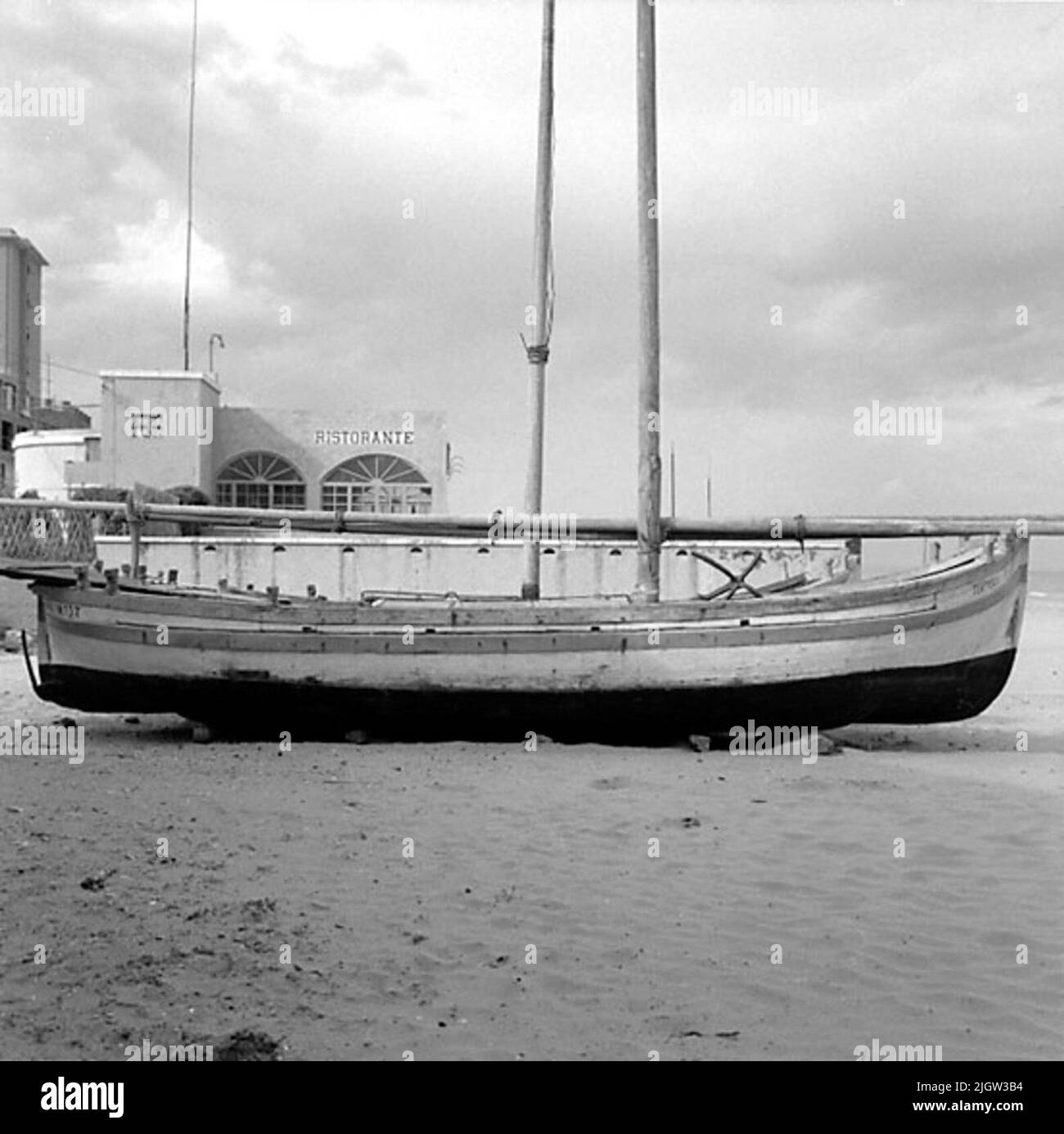 14. Schweden, Italien. Fotojournal ist bei B.M.A. erhältlich + Fotoalben. Erwerb: Bücher und Archivmaterial. Fotos aufgenommen 1959-10-28,12 Bilder in Serie. Nach Angaben: Italien. Adriaküste, Thermoli, 28/10 -59. Überdachte und unbedeckte Fischerboote mit lateinischen Rigs, die am Strand in Betrieb genommen wurden. Zwei Boote befinden sich an einem Strand. Am Strand ist auch ein Restaurant. Stockfoto