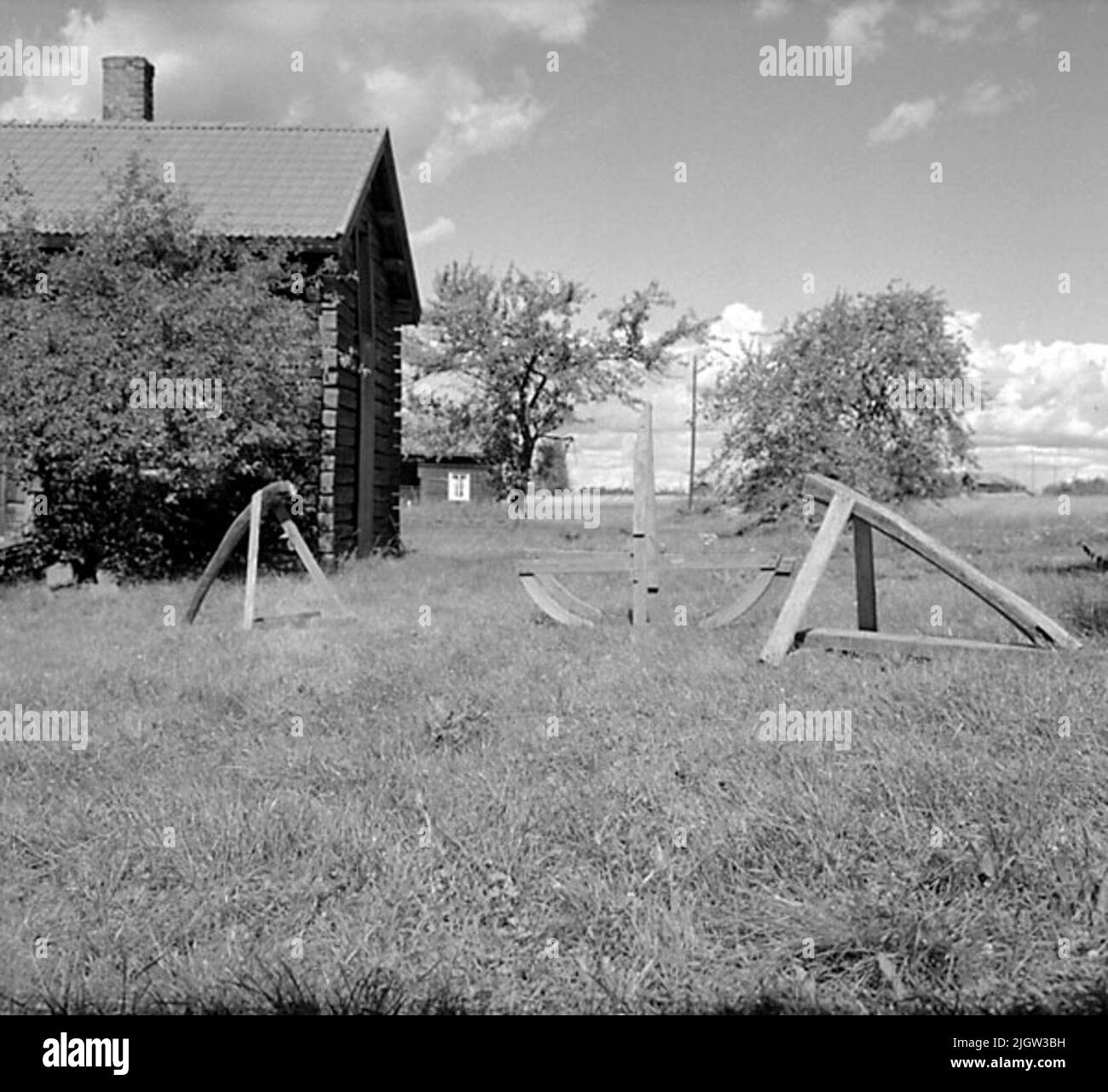 14. Schweden, Italien. Fotojournal ist bei B.M.A. erhältlich + Fotoalben. Erwerb: Bücher und Archivmaterial. Fotos aufgenommen 1959-10-28,12 Bilder in Serie. Laut Notizen: Schweden. 20/10 -59 ca. auf einem Garten vor einem Wohngebäude befinden sich Schablonen für die Form des Kiels und des Schachts auf einem Boot. Stockfoto