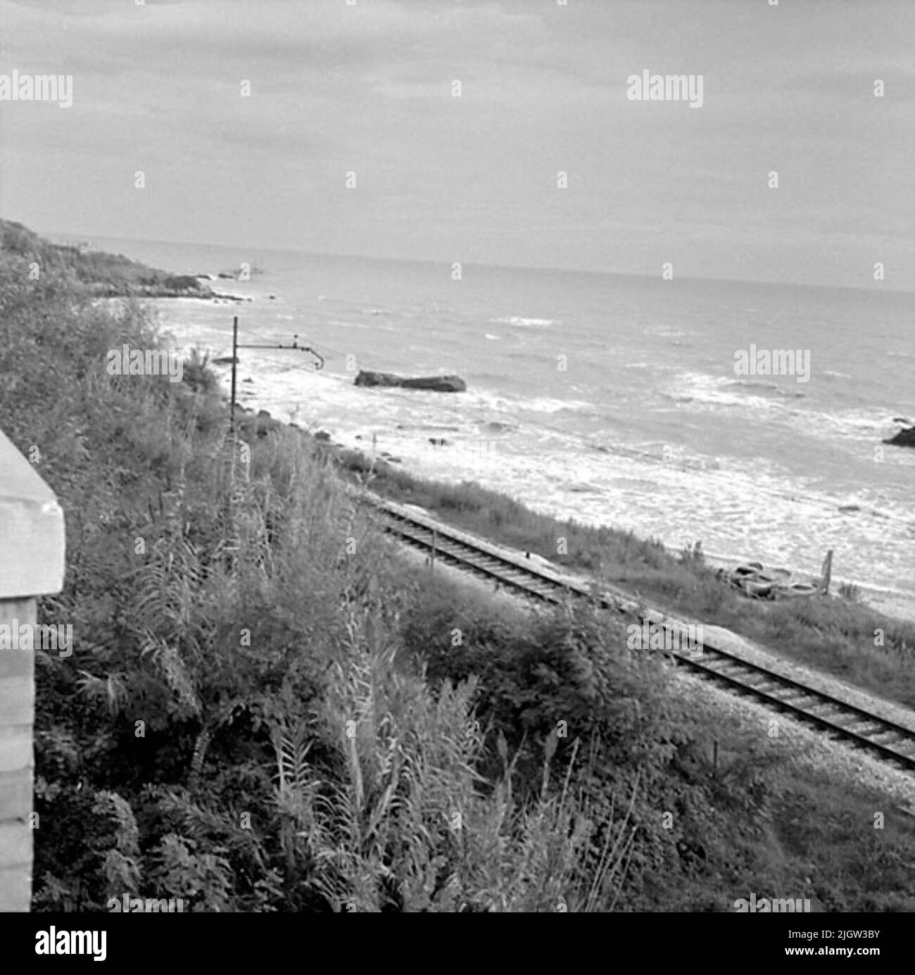 14. Schweden, Italien. Fotojournal ist bei B.M.A. erhältlich + Fotoalben. Erwerb: Bücher und Archivmaterial. Fotos aufgenommen 1959-10-28,12 Bilder in Serie. Nach Angaben: Italien. Fossacesia Stazione, 28/10 -59. Blick auf die Adria mit Bootsfahrern und Waschbecken. Ein Strand zu einem offenen Meer. Auf Strandvallen gibt es eine Eisenbahn, und dann Büsche und Bäume. Stockfoto