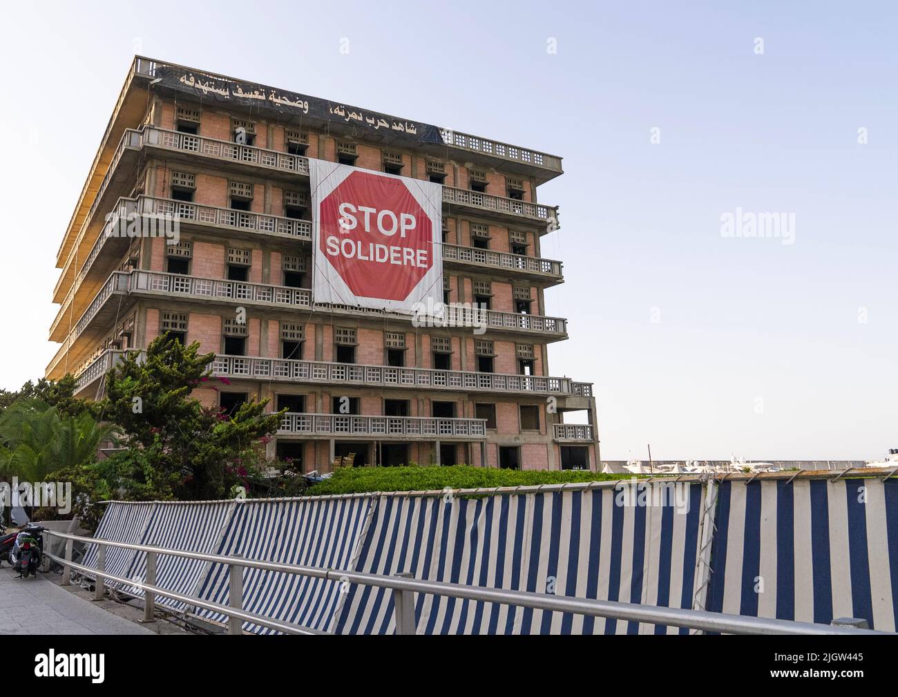 Melden Sie sich am abgebrochenen Hotel in St. George an, um gegen die Solidare Company, das Gouvernement Beirut, Beirut, Libanon, zu protestieren Stockfoto