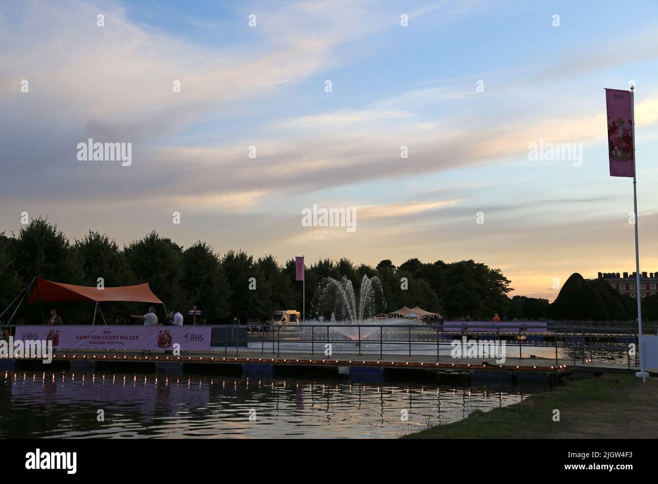 Long Water Bars and Street Food, Flowers After Hours, RHS Hampton Court Palace Garden Festival 2022, London, England, Großbritannien, Europa Stockfoto