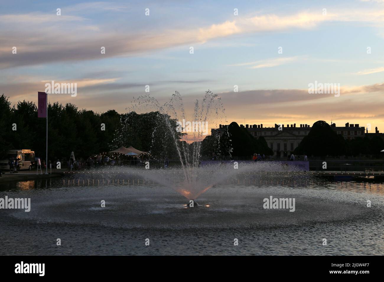 Long Water Bars and Street Food, Flowers After Hours, RHS Hampton Court Palace Garden Festival 2022, London, England, Großbritannien, Europa Stockfoto