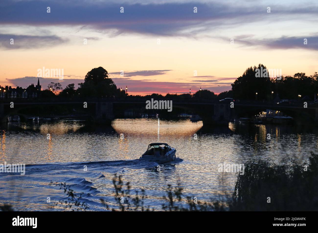 Hampton Court Bridge bei Sonnenuntergang, Flowers After Hours, RHS Hampton Court Palace Garden Festival 2022, London, England, Großbritannien, Europa Stockfoto