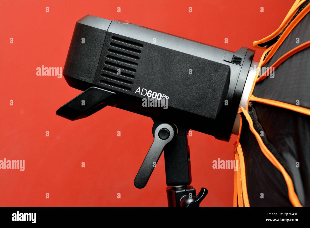 Kairo, Ägypten, Juni 11 2022: Ein tragbarer Godox AD600 Pro Outdoor-Blitzkopf, ein großartiger Aktivposten vor Ort oder im Studio mit einer Lithium-Ionen-Batterie-Installation Stockfoto