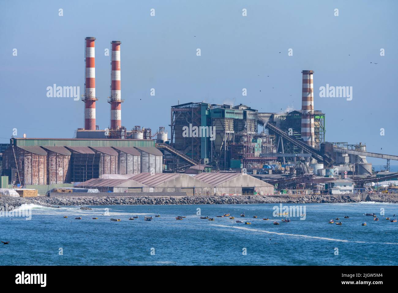 Das Kraftwerk Tocopilla ist ein 530 MW-Kohle- und Erdgaskraftwerk in Tocopilla, Chile. Stockfoto