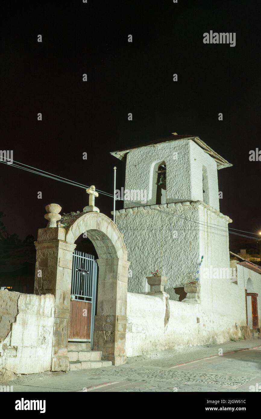 Der Glockenturm und das Tor der Kirche St. Ildefonso bei Nacht in Putre, Chile. Stockfoto