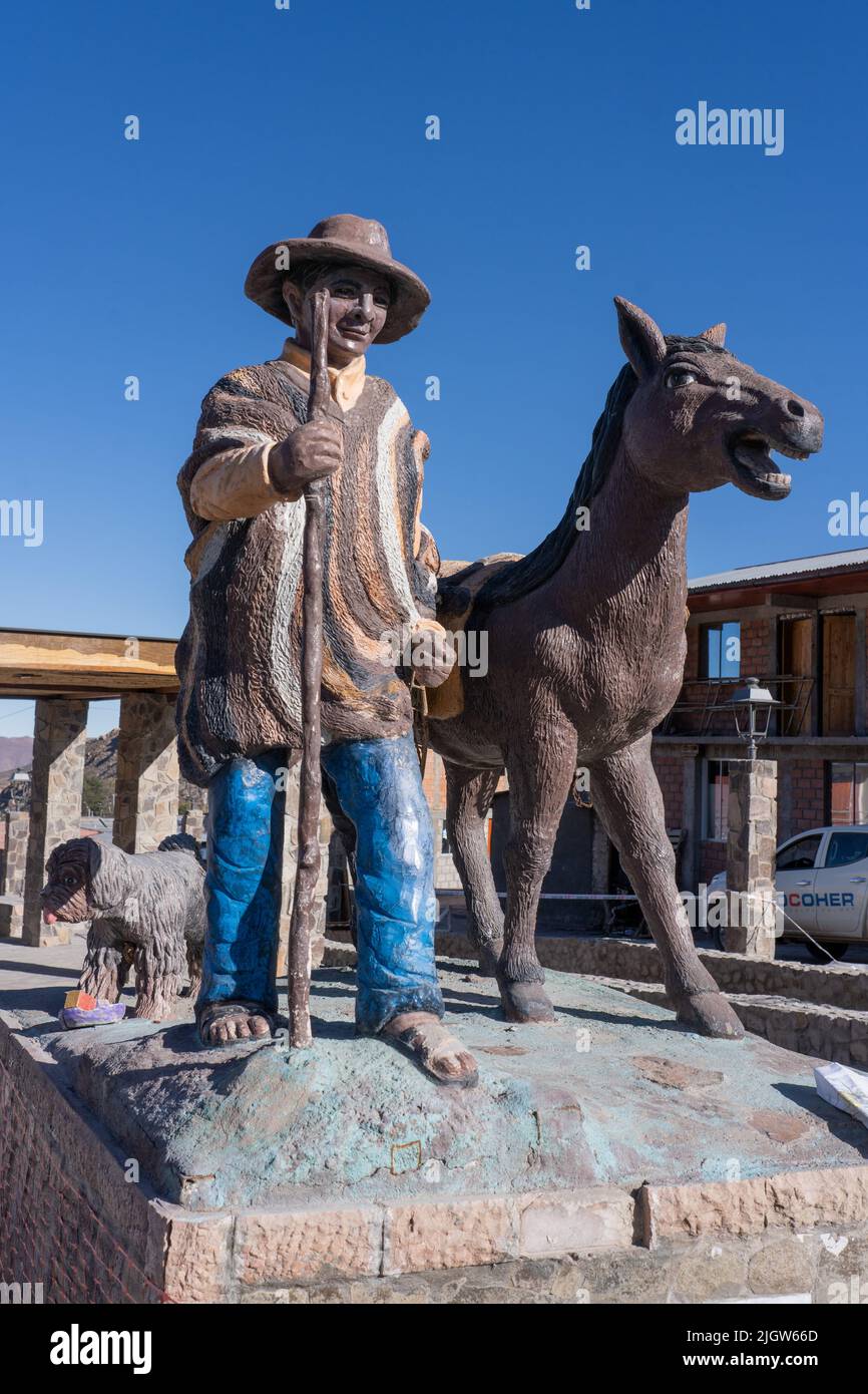 Eine Statue eines Bauern in einem traditionellen Poncho mit seinem Burro und Hund in der Touristenstadt Putre, Chile. Stockfoto