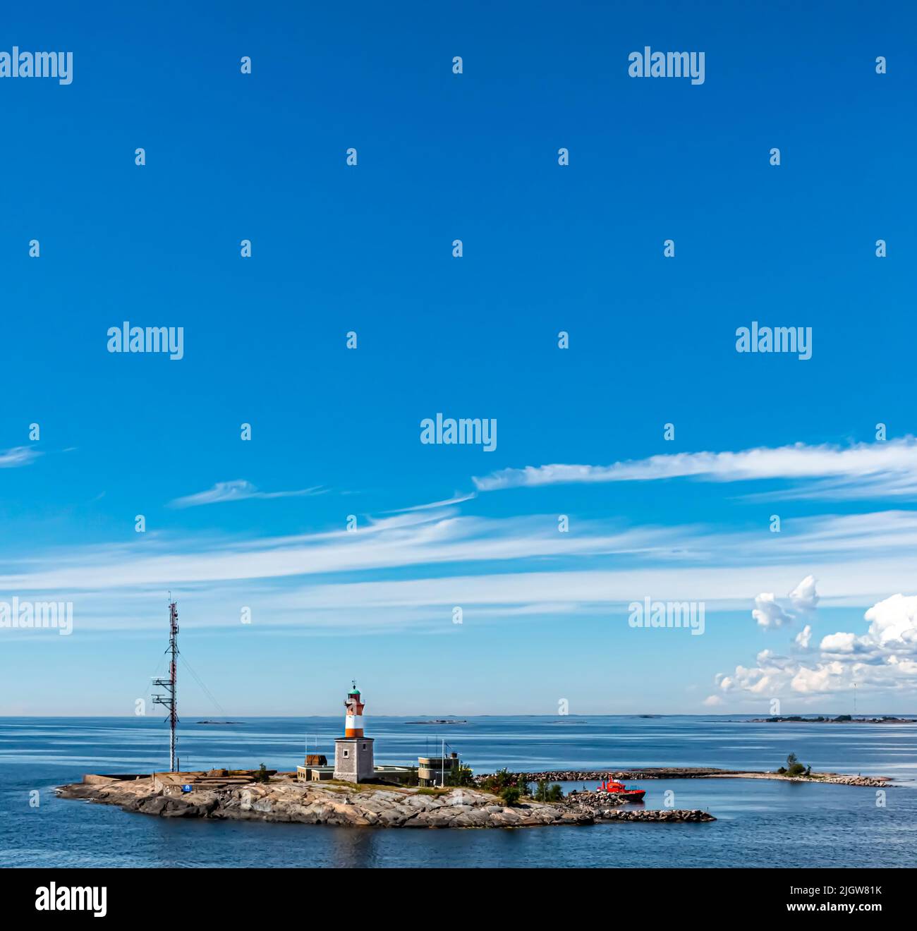 Die Harmaja-Insel, Leuchtturm und Pilotstation im Finnischen Meerbusen an einem Sommertag. Platz für Text. Stockfoto