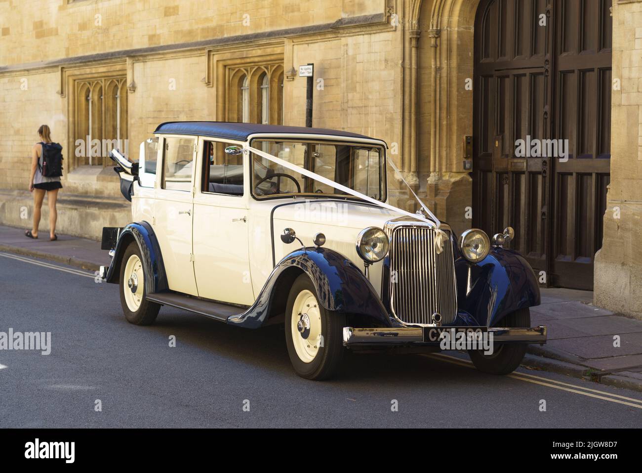 Ein Vintage-Hochzeitswagen von Armstrong Siddeley (Baujahr I936) sitzt vor der Jesus College Chapel in der Turl Street, Oxford Stockfoto