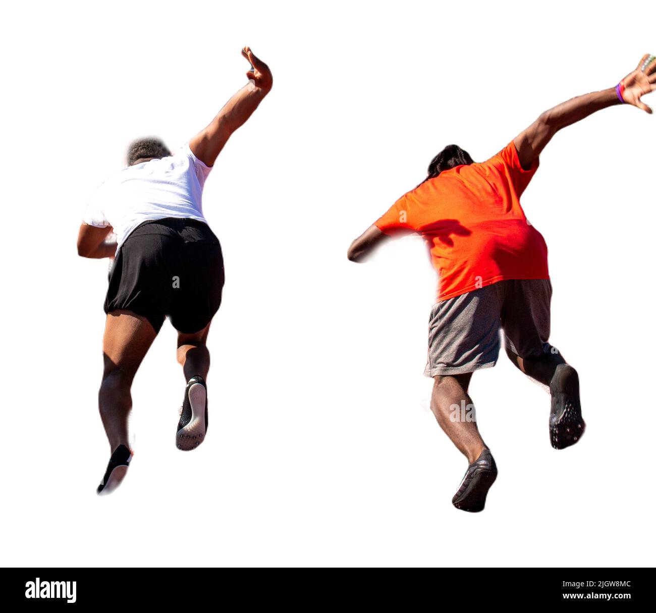Rückansicht von zwei High-School-Jungen, die beim Training auf der Rennstrecke einen 100-Meter-Strich fahren. Stockfoto