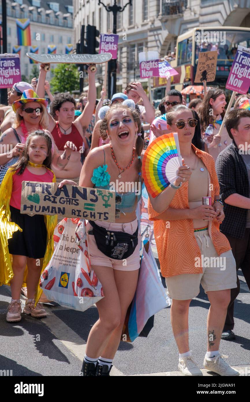 Trans Community und Unterstützungen marschieren jährlich durch London und fordern gleiche Rechte für Trans People im Vereinigten Königreich Stockfoto