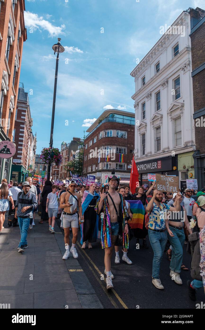 Trans Community und Unterstützungen marschieren jährlich durch London und fordern gleiche Rechte für Trans People im Vereinigten Königreich Stockfoto