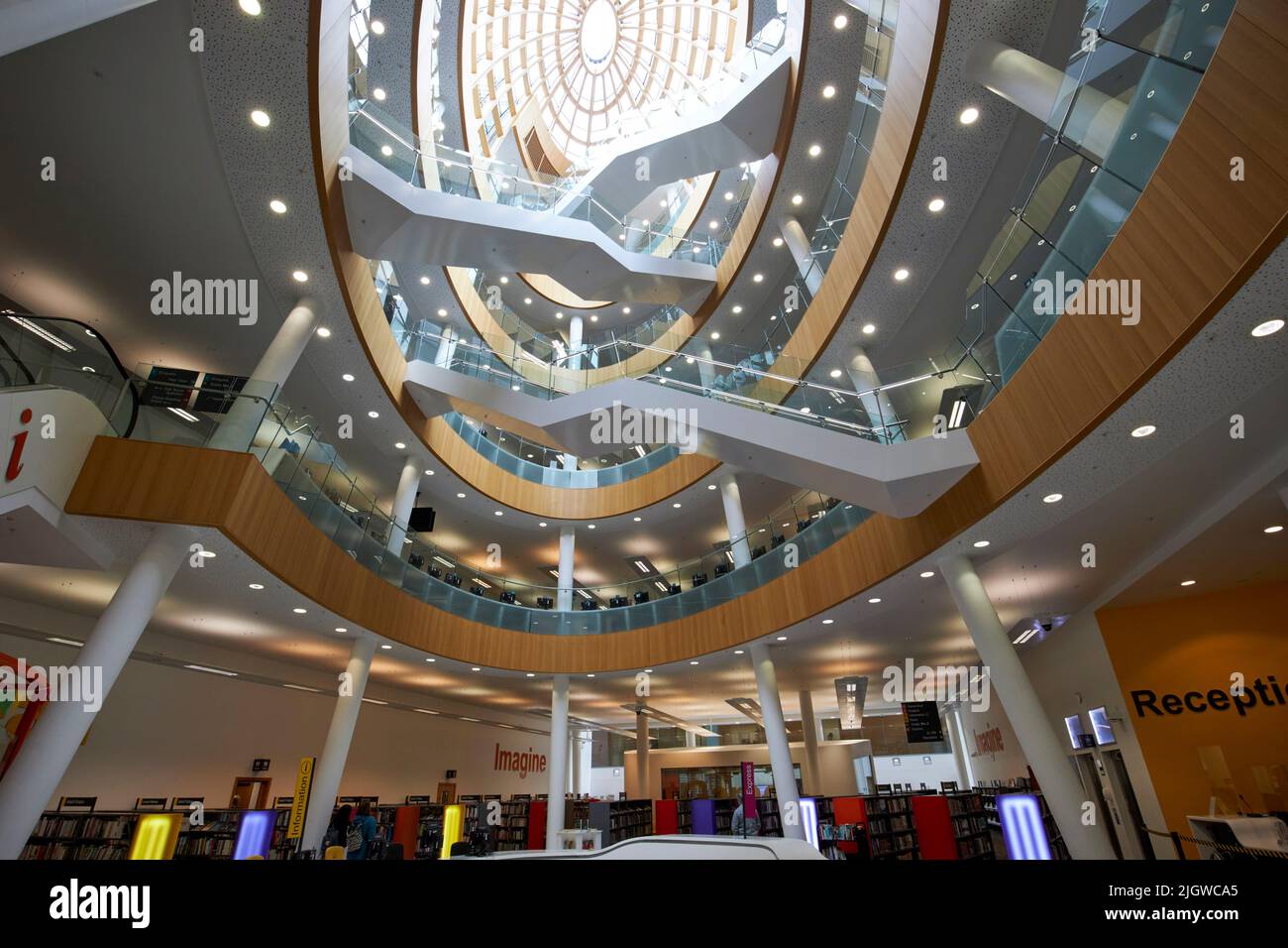 Innenraum des zentralen Atriums der Liverpool Central Library merseyside england uk Stockfoto