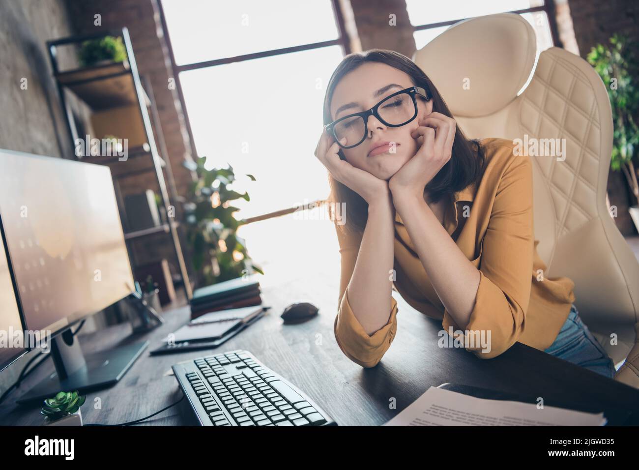 Portrait von attraktiven müde Mädchen qualifizierten Anwalt Rechtsanwalt schlafen Vorbereitung Marketing-Plan am Arbeitsplatz Arbeitsplatz Arbeitsplatz im Haus Stockfoto