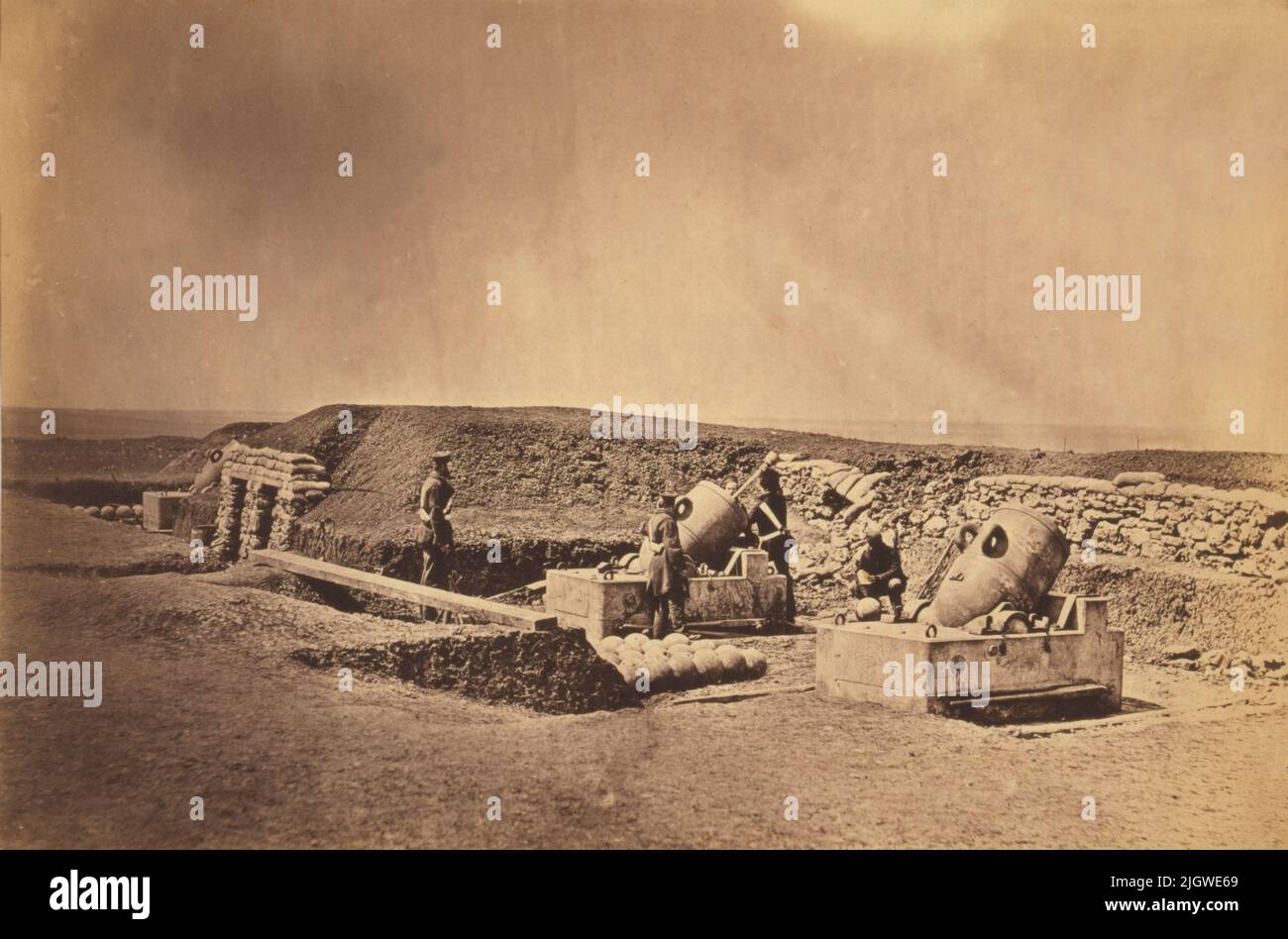 Ein Vintage-Foto von etwa 1855 britischen Soldaten der Light Division, die Mörserbatterien vor dem Picquet-Haus während der Belagerung des Sewastopol-Krimkrieges von 1853 bis 1856 aussortiert haben. Aufgenommen vom Fotografen Roger Fenton Stockfoto