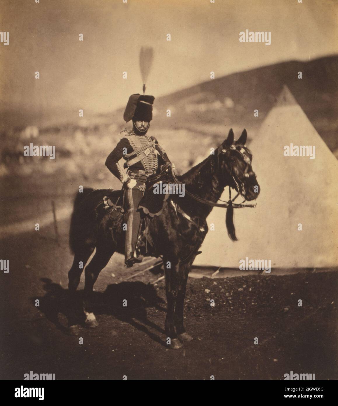 Ein Vintage-Foto um 1855 von Cornet John Wilkin von den britischen 11. Hussaren zu Pferd während des Krimkrieges von 1853 bis 1856. Aufgenommen vom Fotografen Roger Fenton Stockfoto