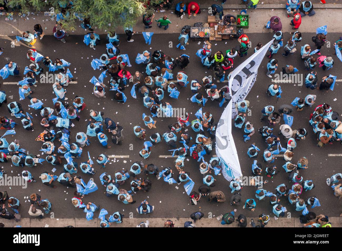 Eine Luftaufnahme der Demonstranten während der Arbeiterversammlung in Buenos Aires, Argentinien Stockfoto