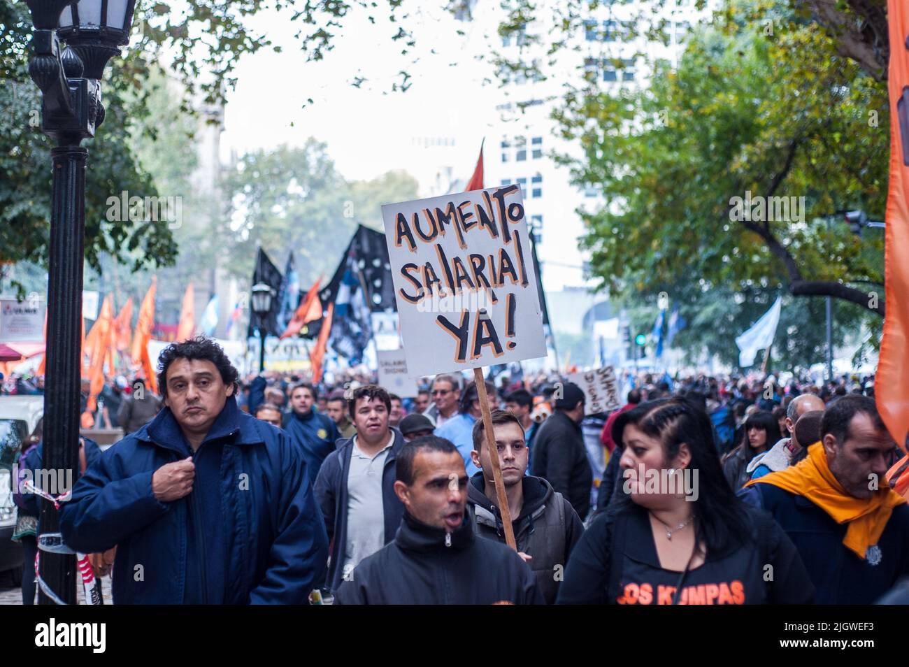 Die hispanischen Demonstranten mit Plakaten, die während der Kundgebung zum Arbeitertag in Buenos Aires, Argentinien, gingen Stockfoto