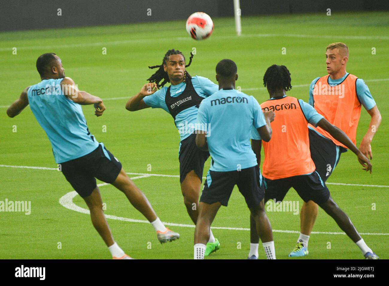 Singapur. 13.. Juli 2022. Die Spieler des FC Crystal Palace nehmen am 13. Juli 2022 an einem Training im Nationalstadion von Singapur Teil, bevor es zu einem Vorsaison-Ausstellungsspiel gegen den FC Liverpool kommt. Quelle: Then Chih Wey/Xinhua/Alamy Live News Stockfoto