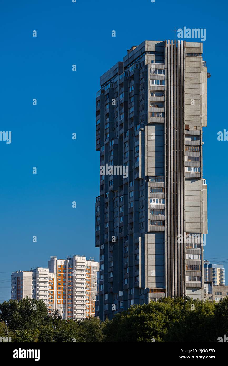 Apartmentgebäude mit experimenteller Architektur gegen den Himmel. Hochwertige Fotos Stockfoto
